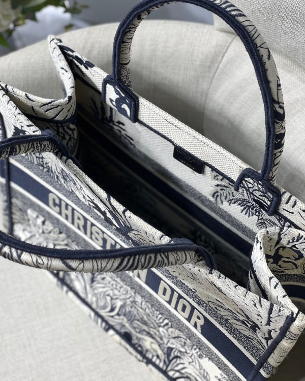 medium D*or book tote