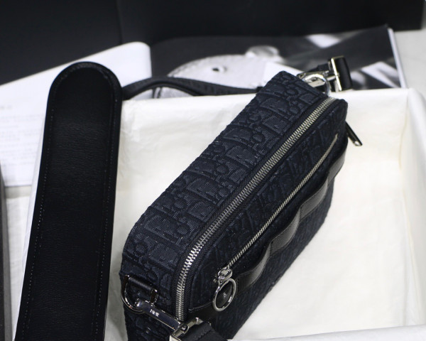 D*or safari messenger bag