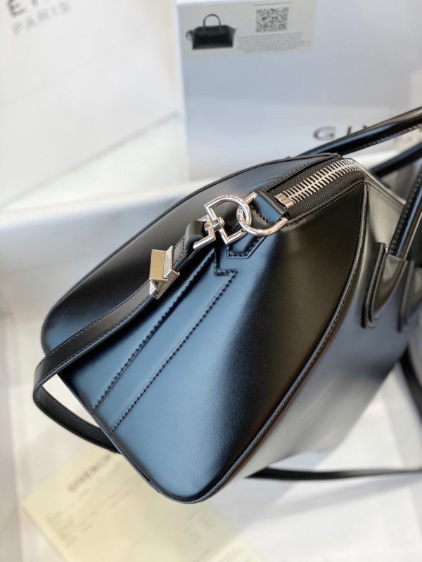GIVENCHY ANTIGONA MINI/SMALL/MEDIUM IN SMOOTH LEATHER
