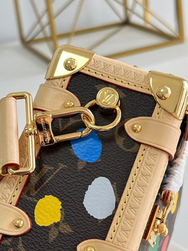 l**is V*t*n side trunk mm