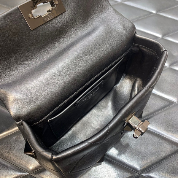 VALENTINO ONLINE EXCLUSIVE SMALL ROMAN STUD THE SHOULDER BAG WITH CHAIN