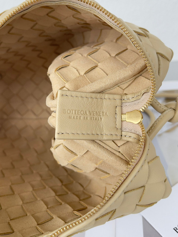 Bo*te*ga ve*ne*ta small loop camera bag