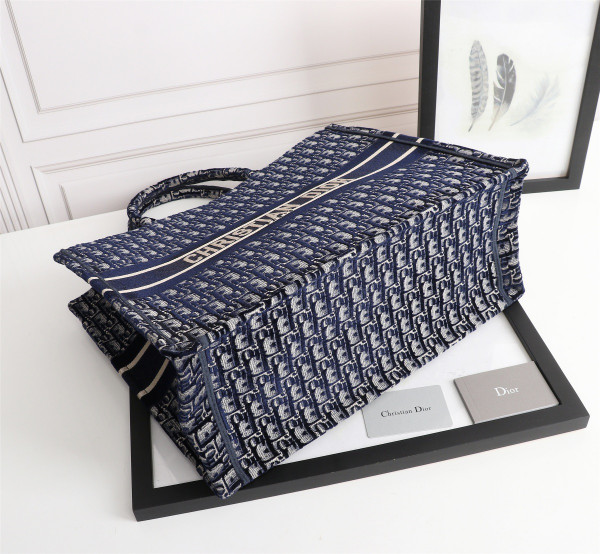 large D*or book tote