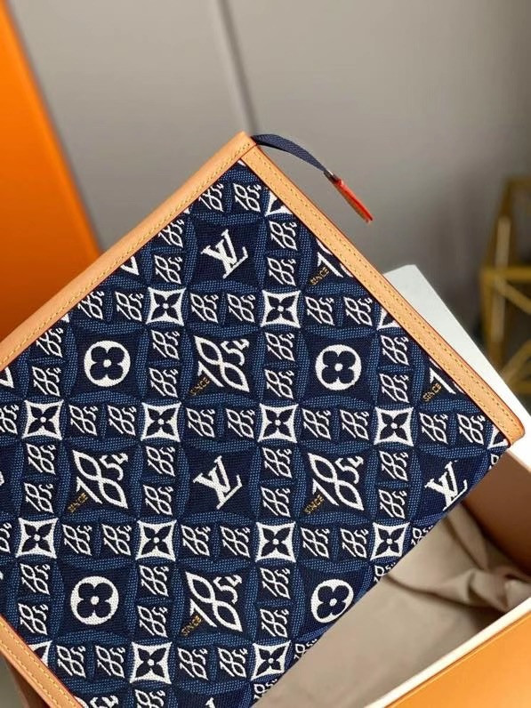 l**is V*t*n since 1854 toiletry pouch 26