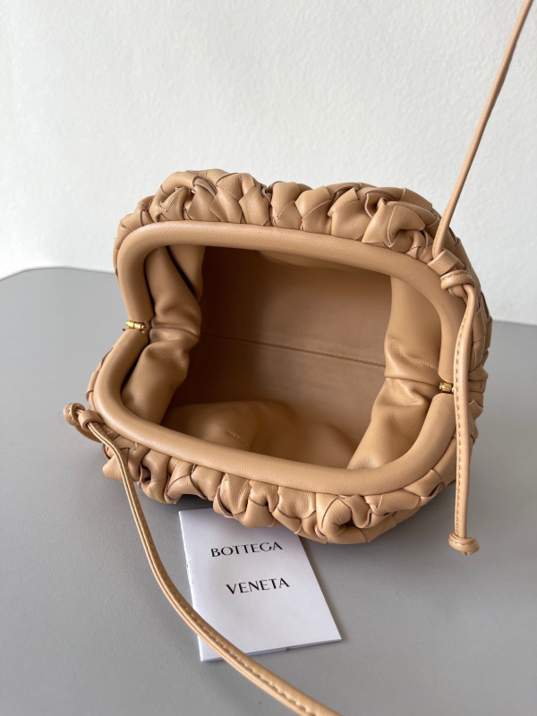 Bo*te*ga ve*ne*ta mini pouch