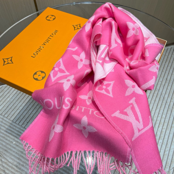 l**is V*t*n essential scarf