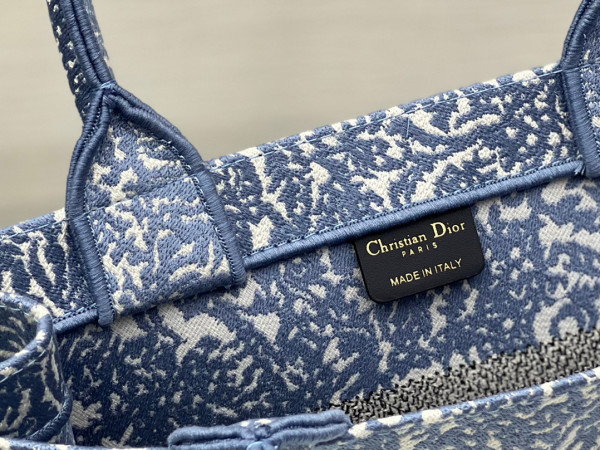 medium D*or book tote