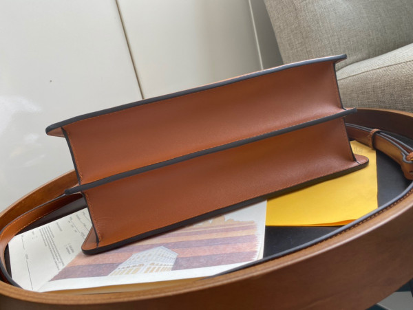 F**di peekaboo iseeu east-west