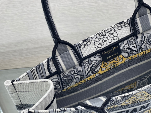 medium D*or book tote