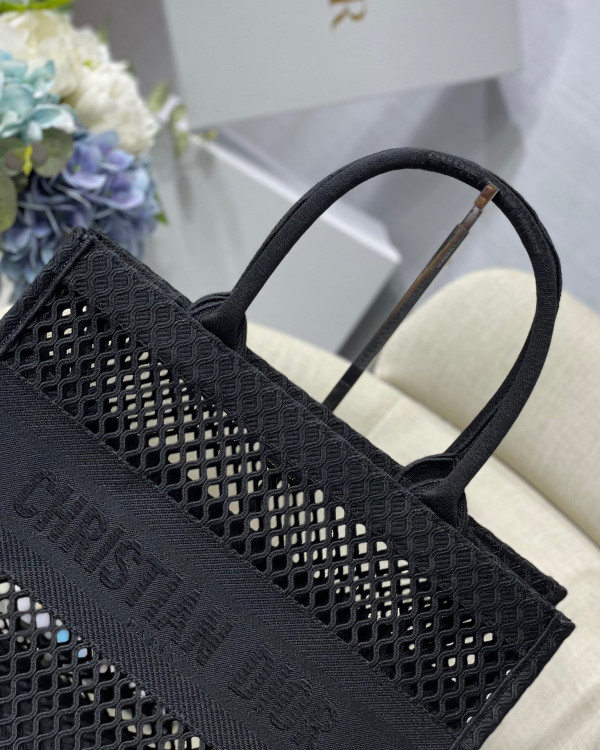 medium D*or book tote