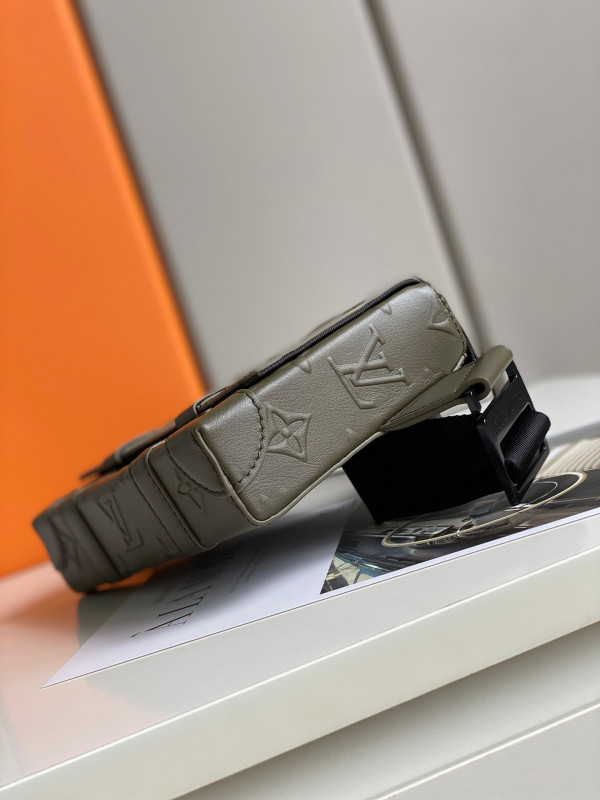 l**is V*t*n trunk slingbag