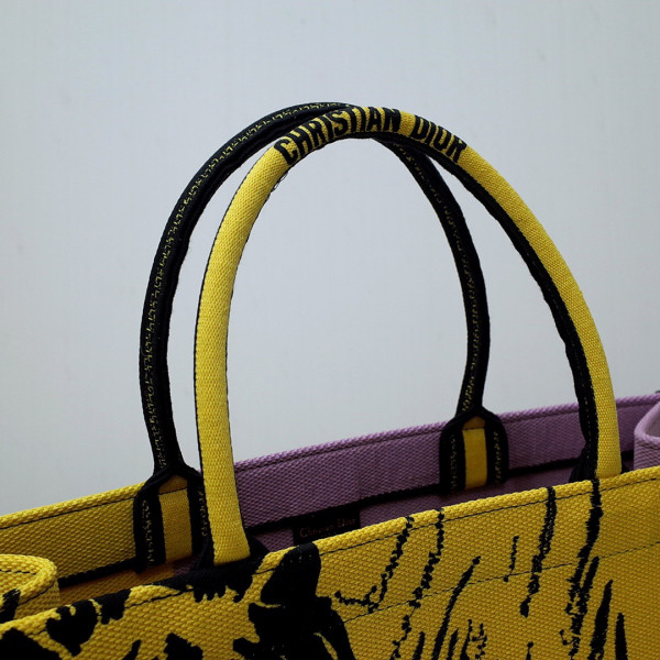 large D*or book tote