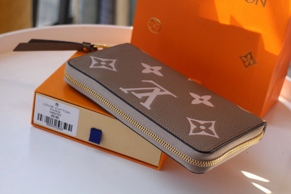 l**is V*t*n zippy wallet