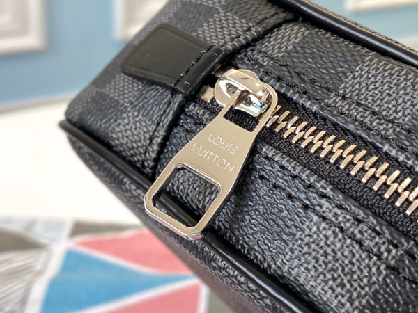 l**is V*t*n toiletry pouch pm