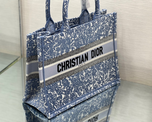 medium D*or book tote