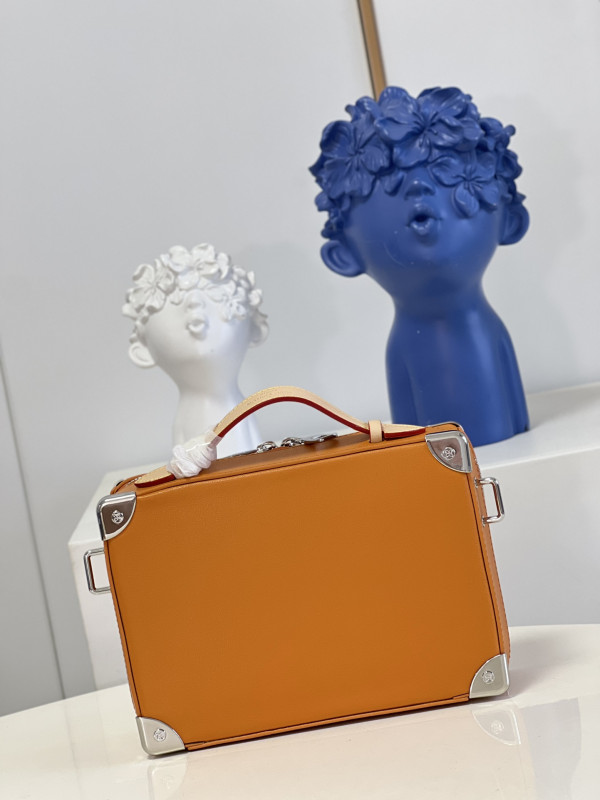 l**is V*t*n handle soft trunk