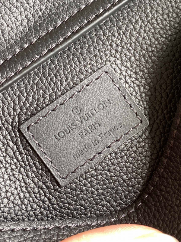 l**is V*t*n slingbag