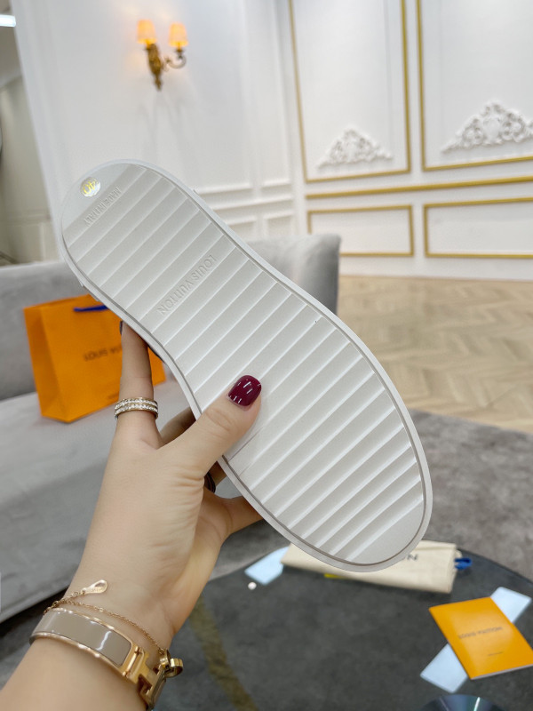 l**is V*t*n women"s time out sneaker