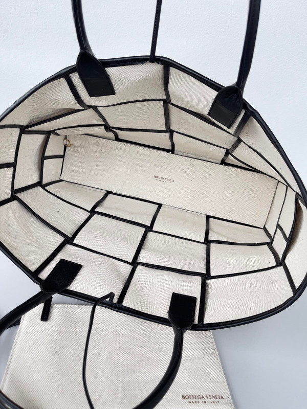 Bo*te*ga ve*ne*ta arco large tote