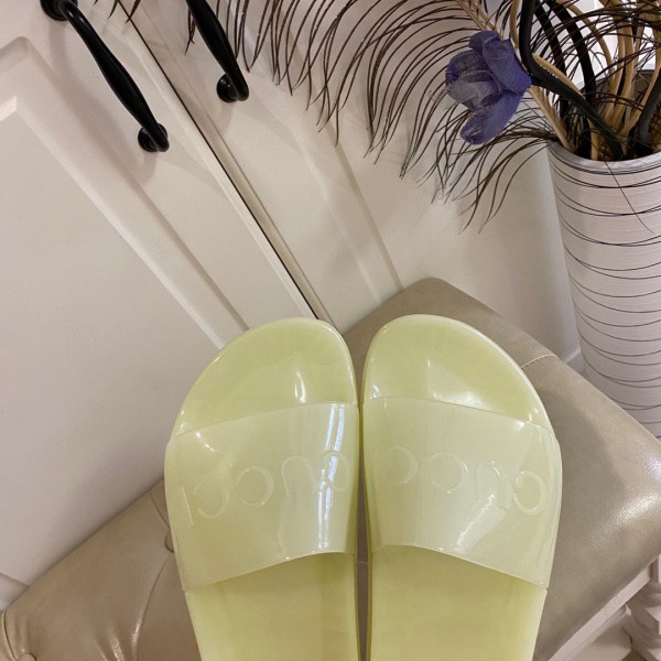 G*u*i slide with G*u*i logo