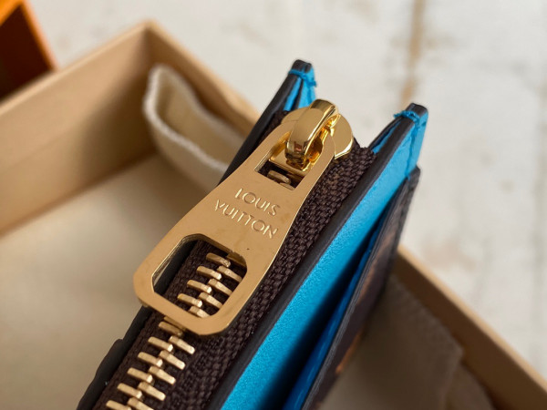 l**is V*t*n cc holder