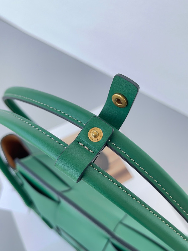 Bo*te*ga ve*ne*ta arco