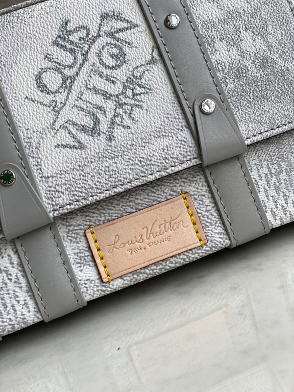 l**is V*t*n trunk slingbag