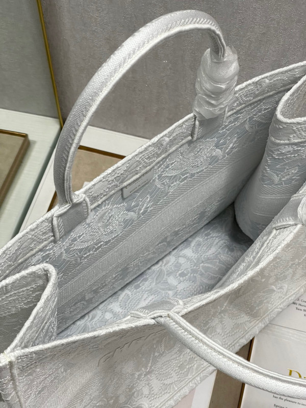 large D*or book tote