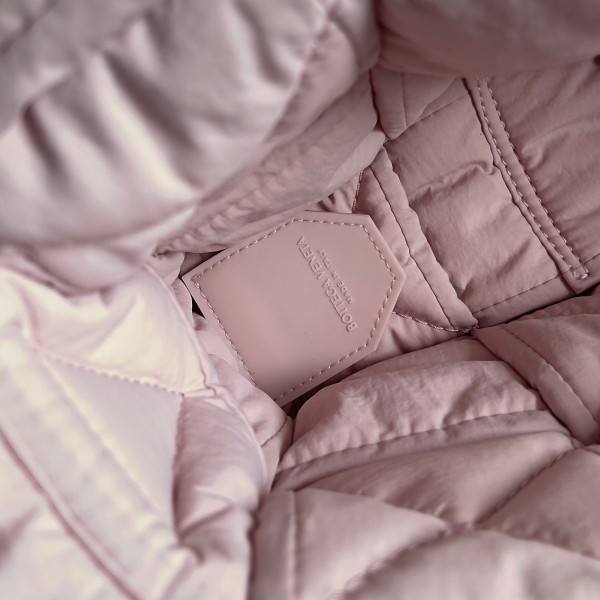 Bo*te*ga ve*ne*ta padded tech cassette