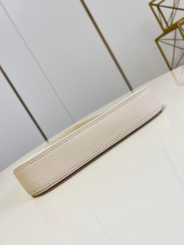 l**is V*t*n easy pouch on strap