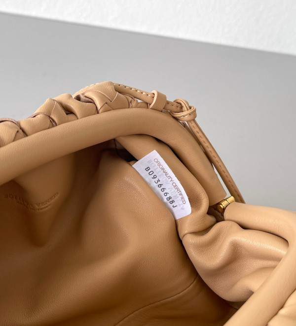 Bo*te*ga ve*ne*ta mini pouch