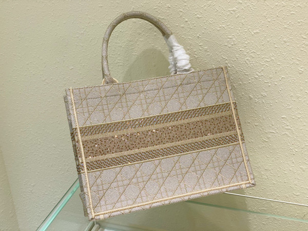 medium D*or book tote