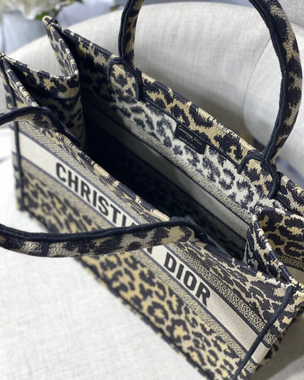 medium D*or book tote