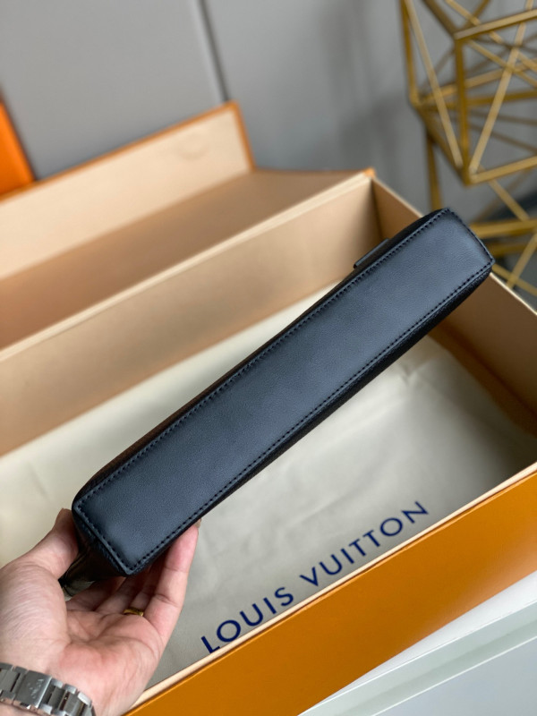 l**is V*t*n ipad pouch