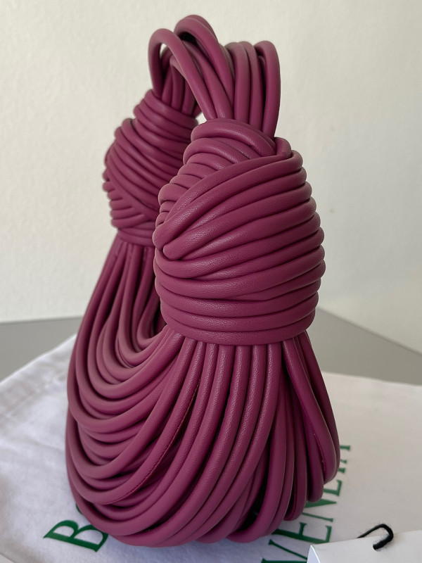 Bo*te*ga ve*ne*ta double knot