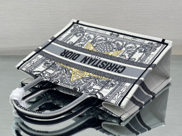 medium D*or book tote