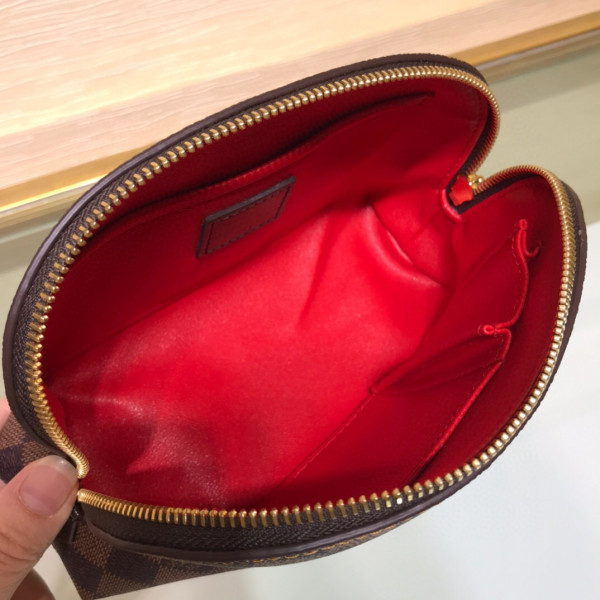l**is V*t*n cosmetic pouch gm