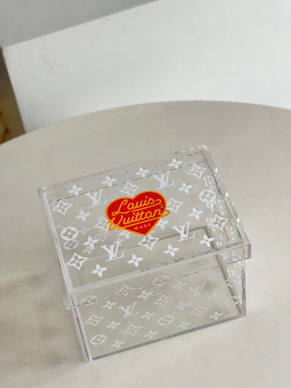 l**is V*t*n transparent box