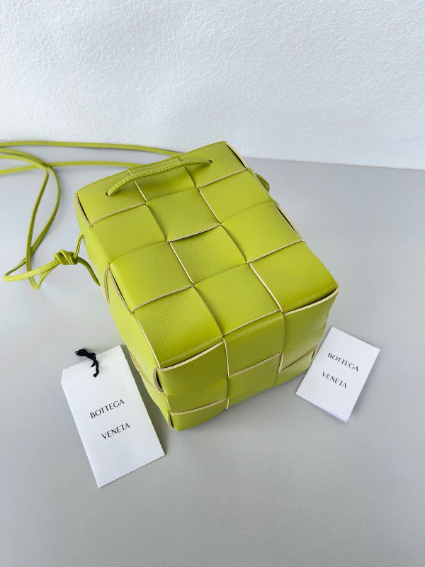 Bo*te*ga ve*ne*ta cassette bucket bag