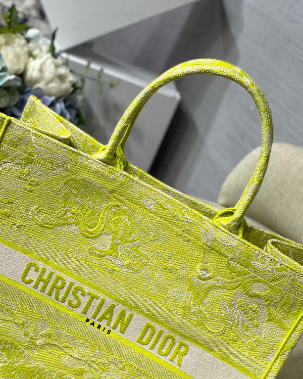 large D*or book tote