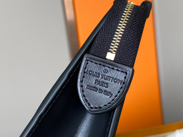 l**is V*t*n since 1854 toiletry pouch 26