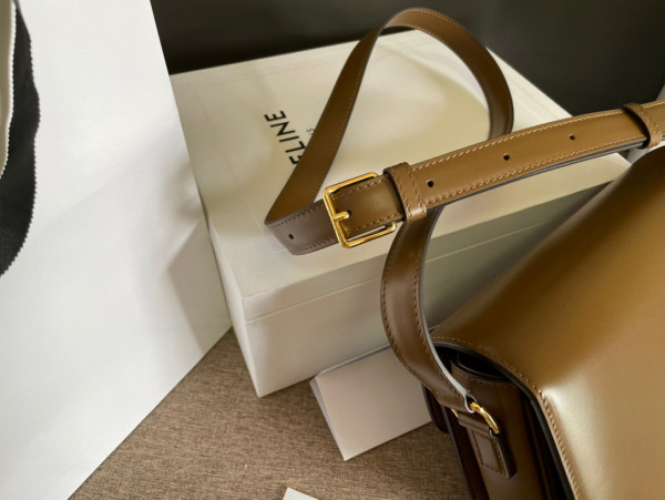 Ce**e classique triomphe bag