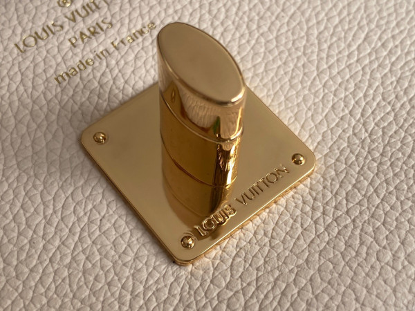 l**is V*t*n lockme pouch