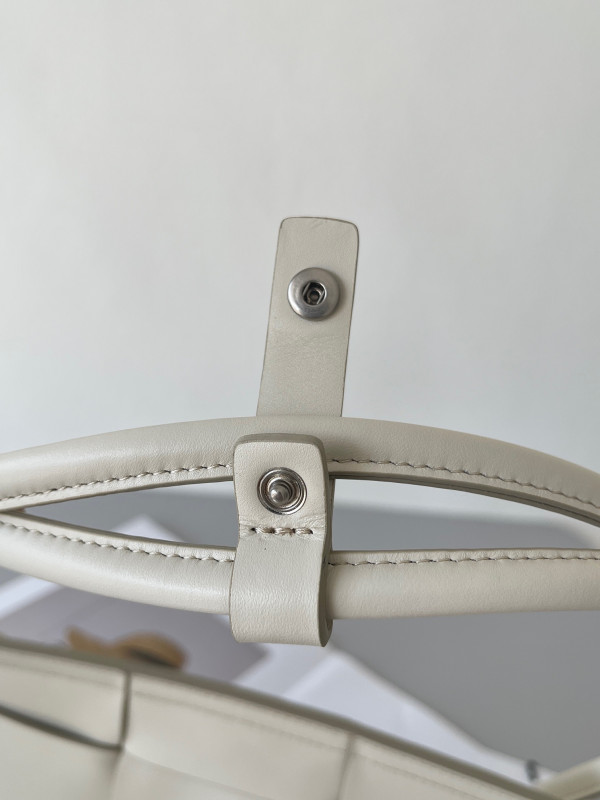 Bo*te*ga ve*ne*ta arco