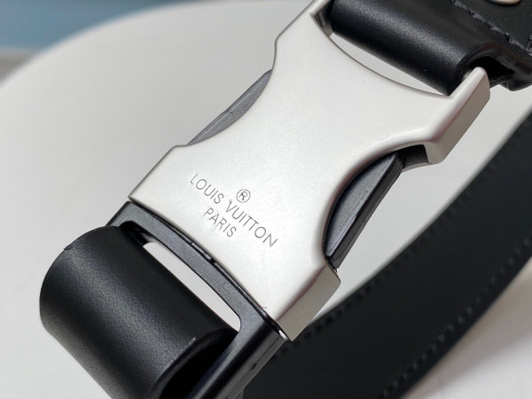 l**is V*t*n campus bumbag