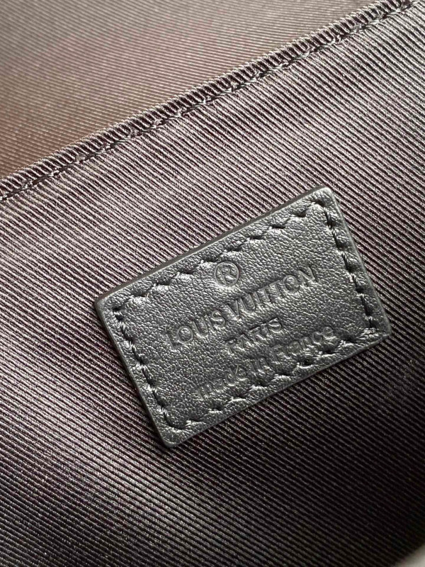 l**is V*t*n trunk slingbag