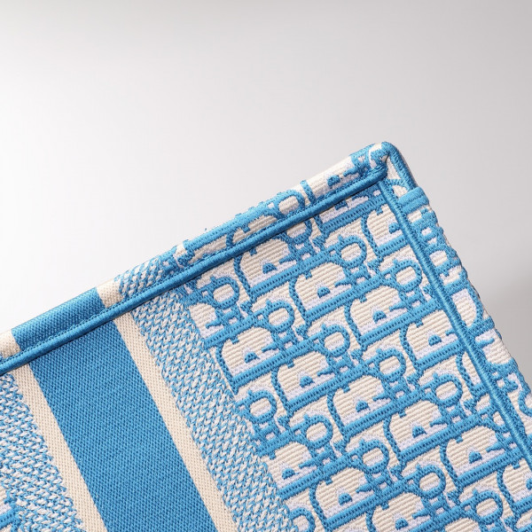 medium D*or book tote