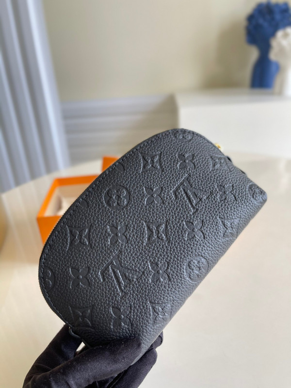 l**is V*t*n cosmetic pouch