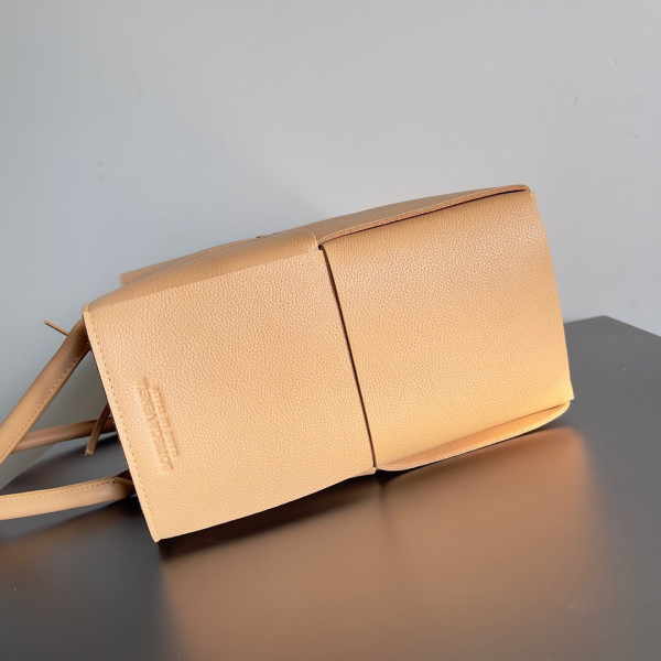 Bo*te*ga ve*ne*ta arco medium tote