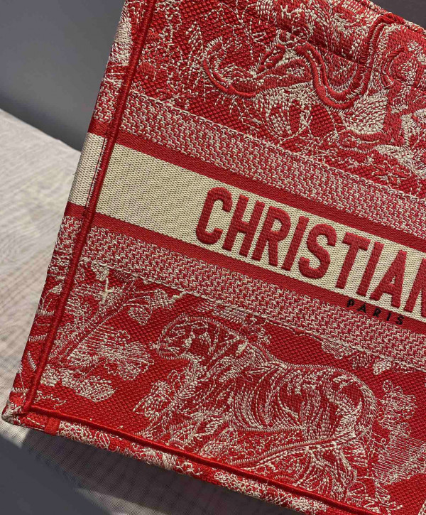 medium D*or book tote